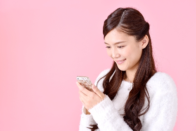 スマホを使う女性